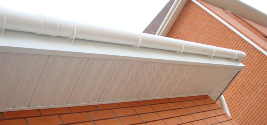 Отделка свесов крыши софитом: Подшивка карниза крыши — варианты ...